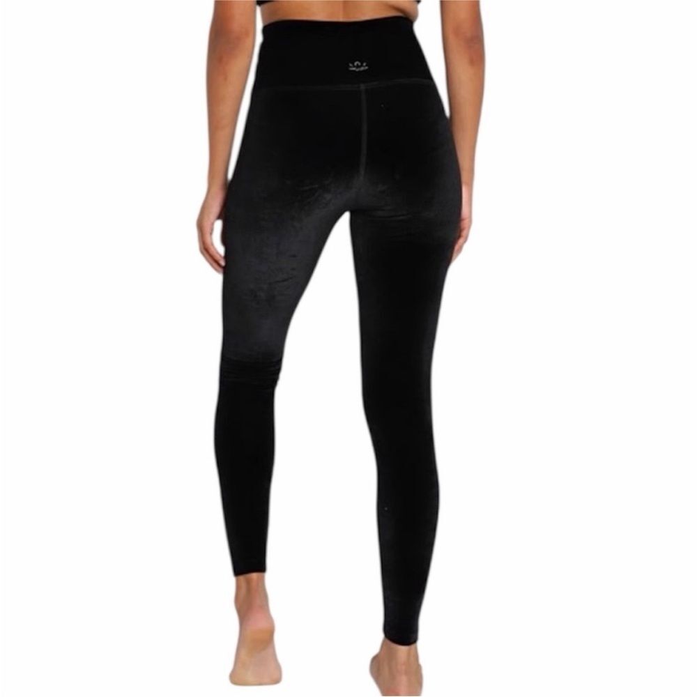 Beyond Yoga Black Velvet Motion High Waisted Midi Leggings Size Small Gym